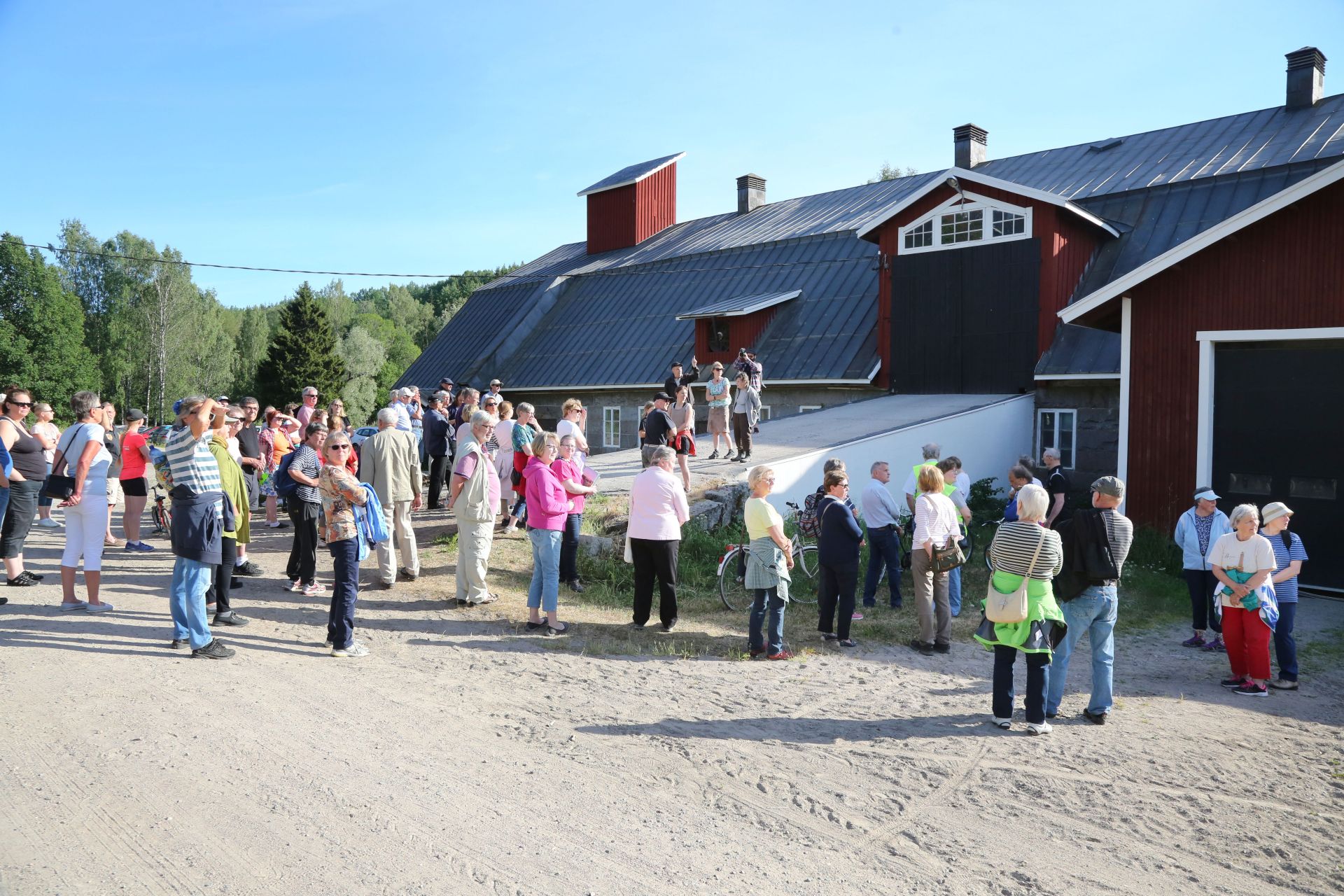 Byavandringen sartar vid ladugården Foto: Charlotte Estman-Wennström