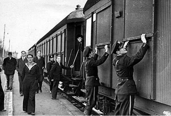 1956 Köklax Tåg med fönsterluckor foto Osvald Hedenström HS