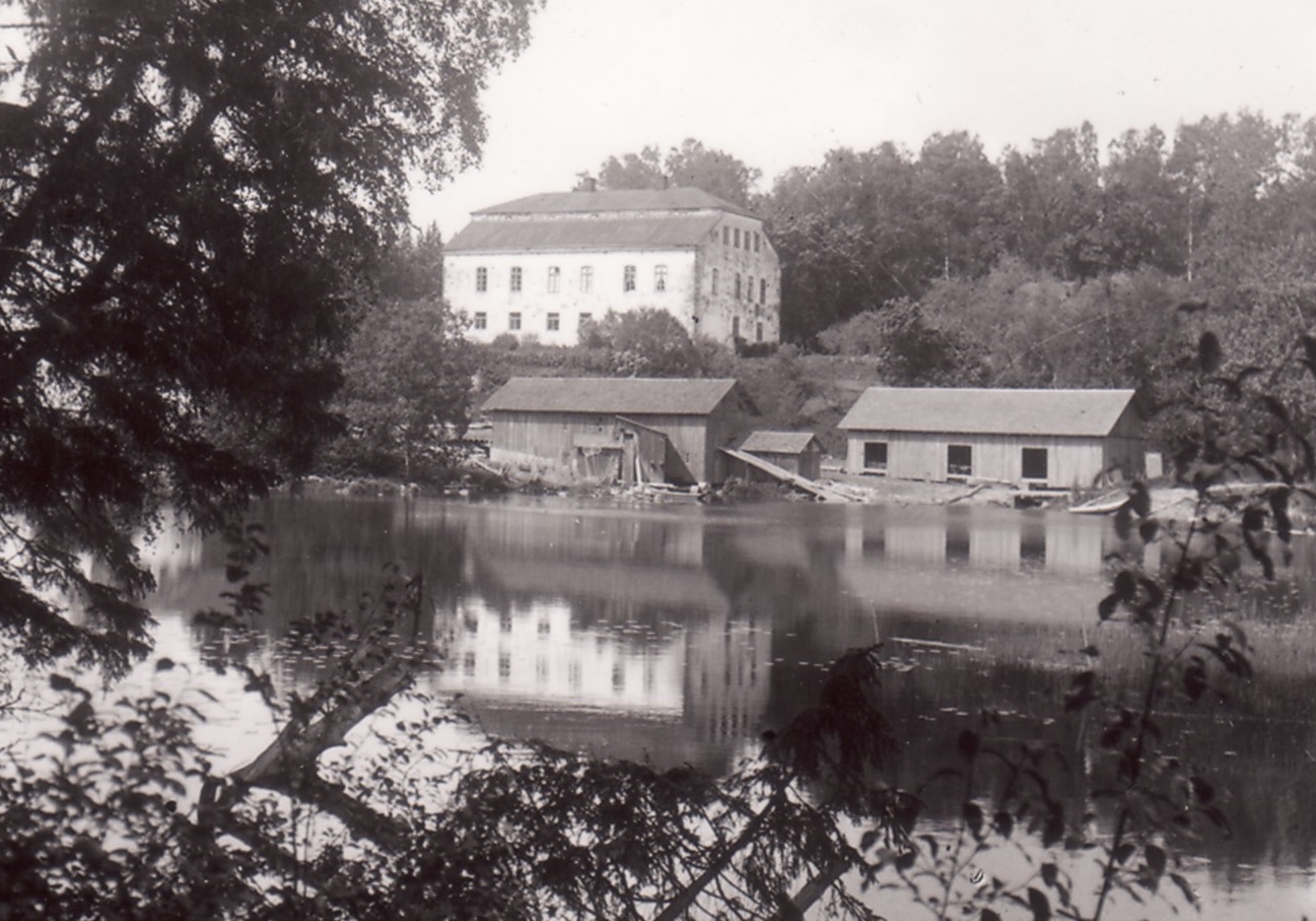 Sjundby hus med sågen nedanför.